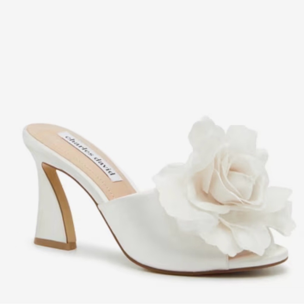 Charles David Karaoke Floral Sandals in Ivory New in Box size 6.5
